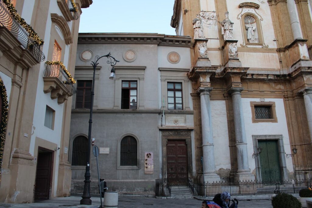 Prospetto con ingresso alla Società Siciliana di Storia Patria, adiacente alla chiesa di San Domenico